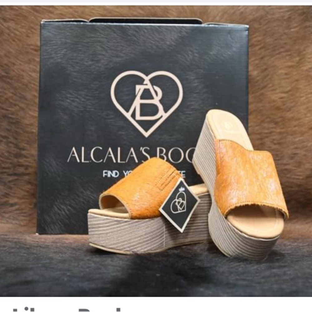 COWHIDE platform sandals ( new with tags/box) size 7